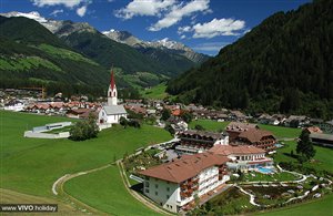 Vista su Lutago in estate